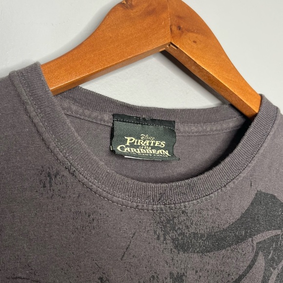 Disney Pirates of the Caribbean Dead Man’s Chest Grey Graphic Tee AA - Picture 3 of 7